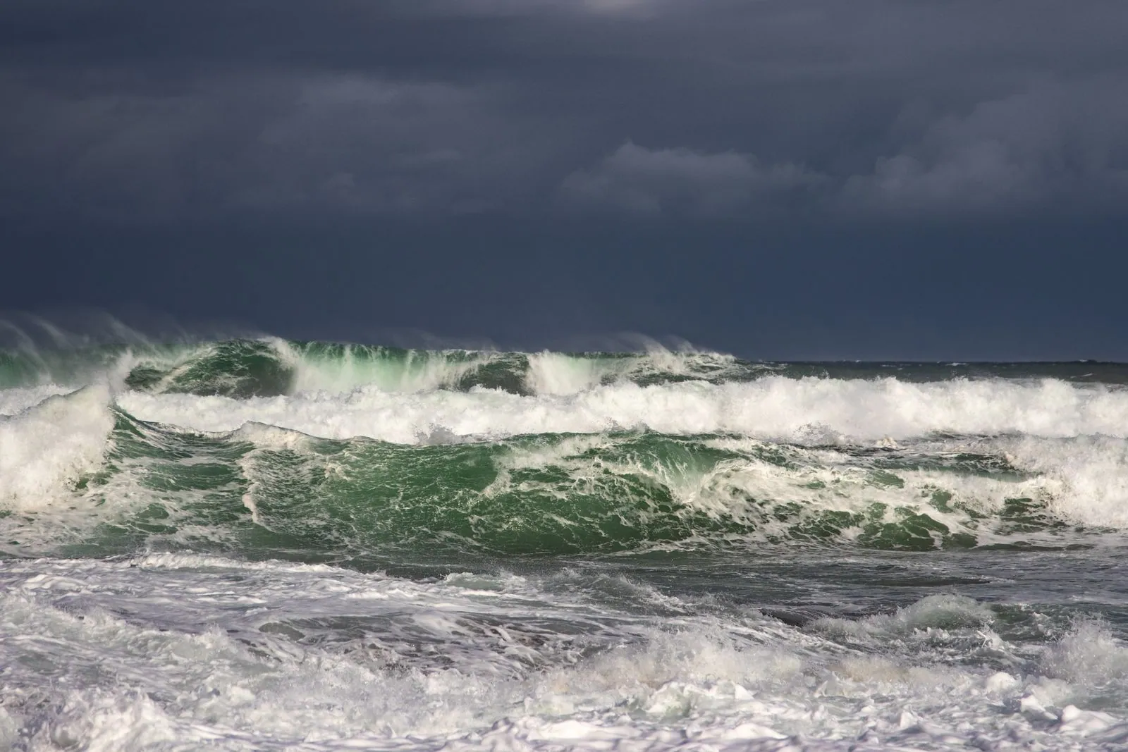 El océano Atlántico embravecido bajo un cielo de tormenta